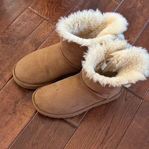 Ugg size 7 Cozy Tan Shearling-Lined Boots